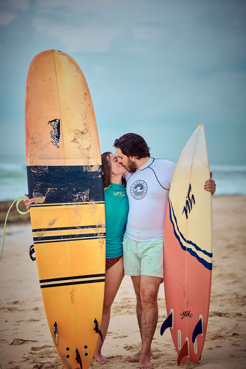 photo gallery couple surf kiss